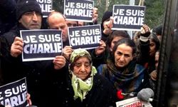 Metin Göktepe anmasında 'Je Suis Charlie' dövizleri