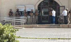 Antalya'da bir banka şubesinin müdürü silahlı kişi tarafından rehin alındı