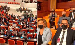 'Sansür yasası' teklifi TBMM'de protesto edildi: CHP’li vekiller pankart açtı, gazeteciler siyah maske taktı