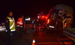 Tiyatro oyuncularını taşıyan minibüs TIR'a çarptı: 3 oyuncu yaşamını yitirdi