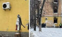 Ukrayna'da Banksy eserini duvarın dış cephesini keserek çalmaya çalıştılar