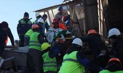 Adıyaman'da enkaz altında kalan 5 kişi 54 saat sonra kurtarıldı
