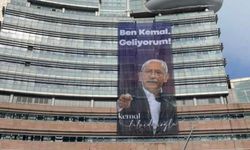 CHP binasında 'Ben Kemal, geliyorum' afişi