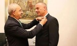 MHP'den CHP'ye geçti: Kılıçdaroğlu rozetini taktı
