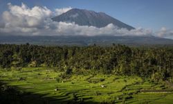 Endonezya'daki kutsal Agung Dağı'nda yarı çıplak poz veren Rus turist sınır dışı edilecek