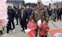 Hakkari Emniyet Müdürü HDP’nin Newroz etkinliğinde çocuklara pamuk şekeri dağıttı