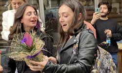 Merve Dizdar oy kullandığı okulda çiçeklere karşılandı