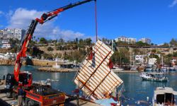 Antalya'da fırtına tekneleri batırdı, vinçle çıkarıldı