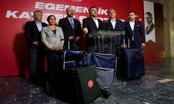 Özgür Çelik'ten 'bavul' açıklaması: Bu valizlerin içerisinde gördüğünüz gibi sinyal kesiciler var
