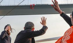 Özgür Özel, Boğaz Köprüsü’nden geçerken köprüye “İmamoğlu’na özgürlük” pankartı asıldı