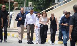 CHP Genel Başkanı Özel Nehir Zeyrek’i sınav sonrası karşıladı