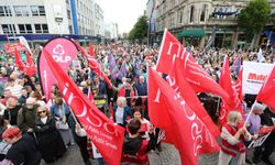 Kuzey İrlanda'da ırkçı saldırılara karşı dev miting