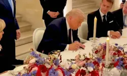 Trump, İran ile mutabakat zaptını Versay Sarayı'nda imzaladı