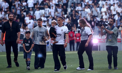Leandro Trossard, 20 bin Beşiktaş taraftarının önünde imzayı attı