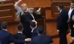 Kosova Meclisi'nde gerilim: Başbakan Kurti'ye yumurta fırlatıldı