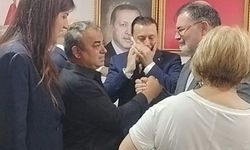 Menderes Belediyesi AK Parti'ye geçti: CHP'li Meclis Üyesi AK Parti İl Başkanı ile seçimi kutladı