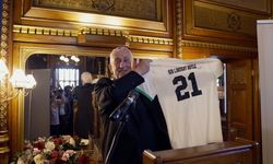 İngiltere Parlamento Başkanı Sir Lindsay Hoyle'a Amedspor forması hediye edildi