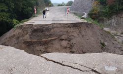 Balıkesir'de sağanak yağmur nedeniyle yol çöktü