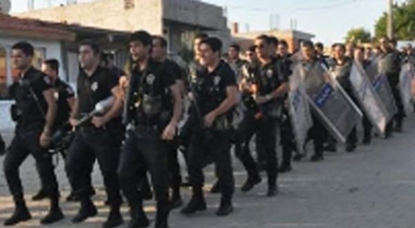 Edirne’de 700 polis Roman mahallesini bastı, 'Ne mutlu Türk'üm diyene' sloganıyla yürüdü