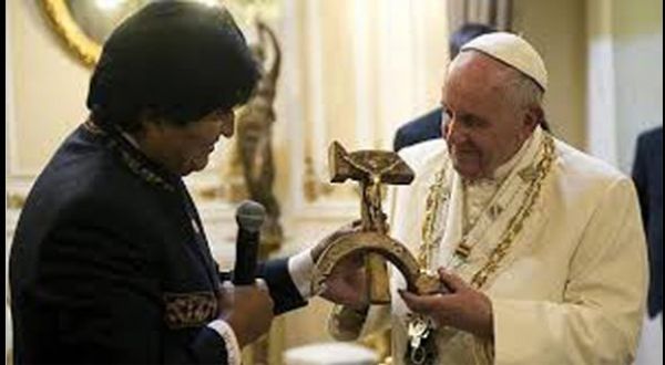 Morales'ten Papa Francis'e 'komünist İsa' heykeli