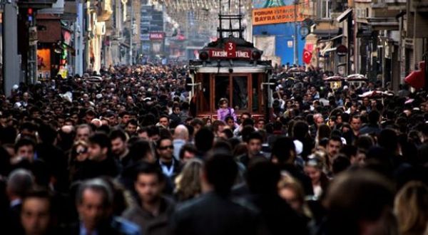 Pew’ün araştırması: Türkiye’nin içeride medyaya, dışarıda kimseye güveni yok