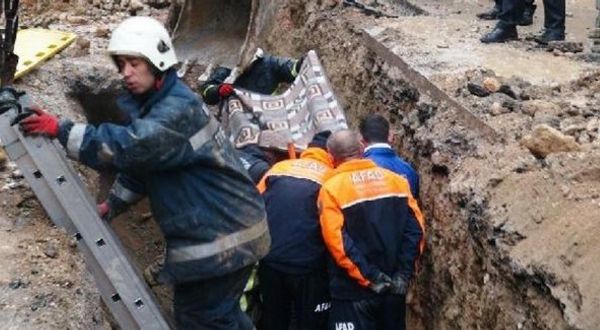 Kanalizasyon çalışmasında toprak kayması: 1 işçi yaşamını yitirdi