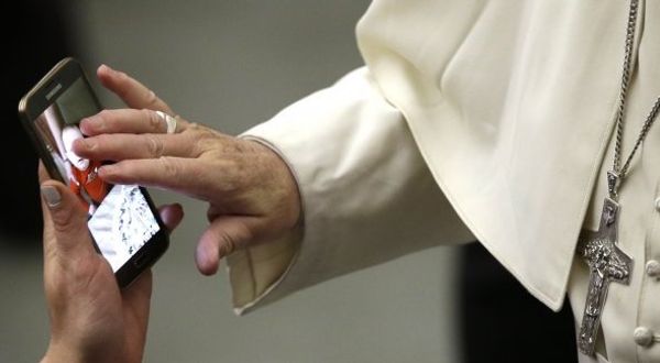 Papa Francesko akıllı telefon ile kutsadı