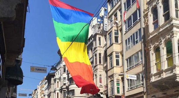 İstiklal'de LGBTİ bayrağı dalgalandı