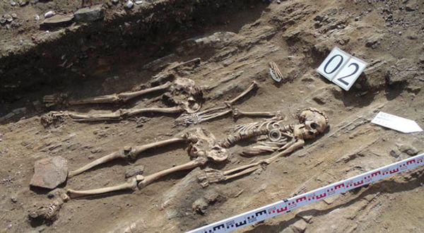 Bronz Çağı’na ait, el ele tutuşan çiftin mezarı bulundu