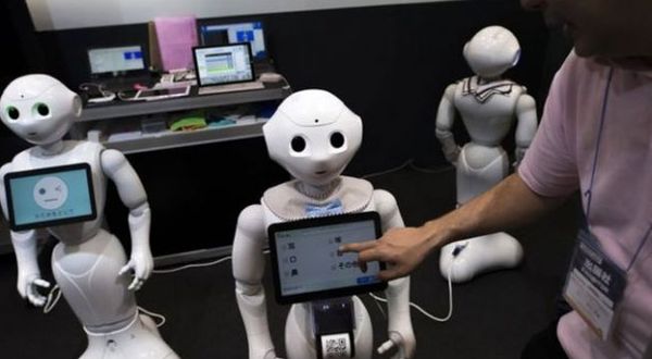 Yaşlılara gelecekte robotlar mı bakacak?