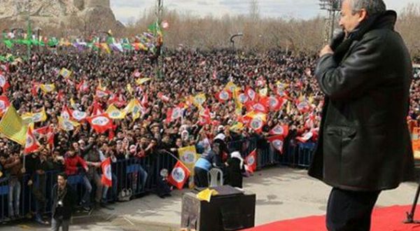 Van Newroz'una katılan Önder'den hükümete: Savaşı siz başlattınız ama faturasını halklarımız ödedi