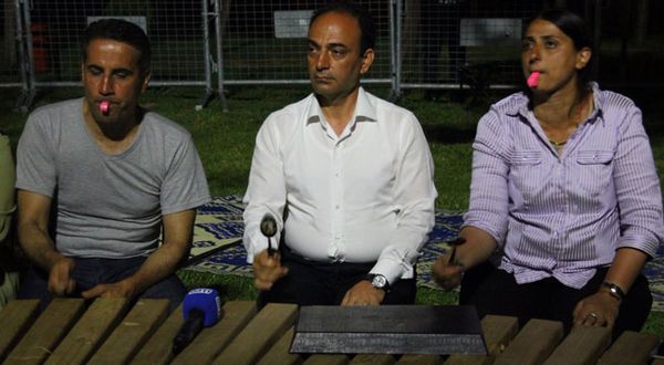 Nöbetteki HDP’li vekillerden ses çıkarma eylemi: Sırrı Süreyya cümbüş çaldı