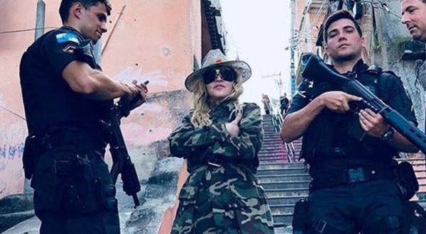 Madonna'nın Brezilya polisi ile fotoğrafına tepki