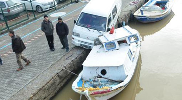 Çanakkale'de minibüsle tekne çarpıştı