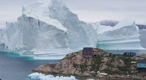 Grönland'da bir köy devasa buzdağının tehdidi altında