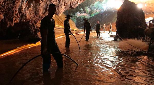 Tayland'daki mağarada mahsur kalan çocuklar ve antrenör kurtarıldı