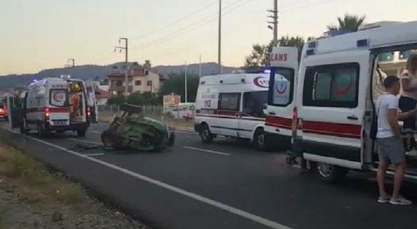 Tur minibüsü traktöre çarptı: 6'sı Rus turist, 8 yaralı