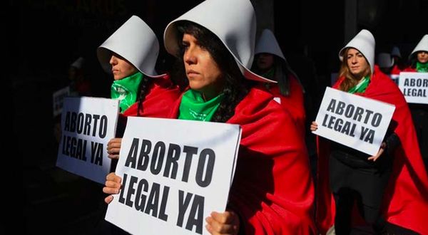 Kadınlar kürtaj yasağına karşı kiliseden çıkıyor
