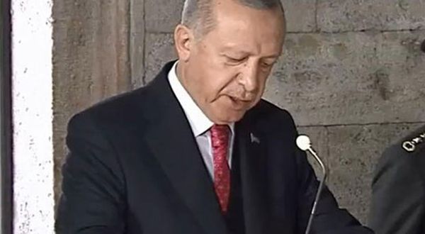 Erdoğan, Anıtkabir Özel Defteri'ni imzaladı: İstanbul Havalimanı tarihe nakşolmuştur, ruhun şad olsun