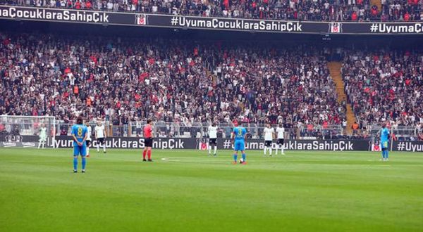 Beşiktaş - Ankaragücü maçında çocuk istismarı protestosu