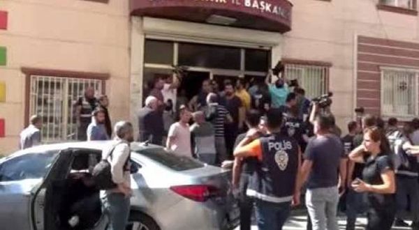 HDP önünde bekleyen aileler il binasına saldırdı