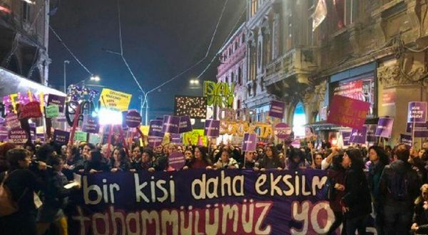 Taksim'de kadınların 25 Kasım yürüyüşüne polis saldırısı