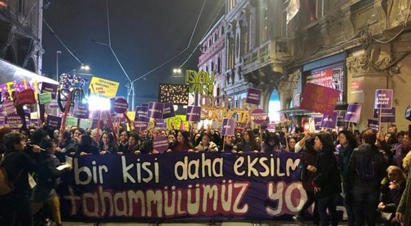 Taksim’deki kadın yürüyüşü başladı