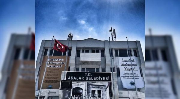 Adalar Belediyesi’nden 'İstanbul Sözleşmesi Yaşatır' pankartı