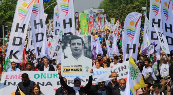 Guardian HDP'yi yazdı: "Erdoğan'ı tehdit eden Kürt partisinin yükselişi ve düşüşü"