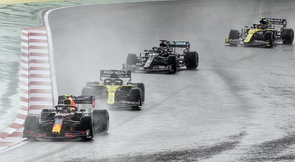 Formula 1'de İstanbul yarışını Hamilton kazandı