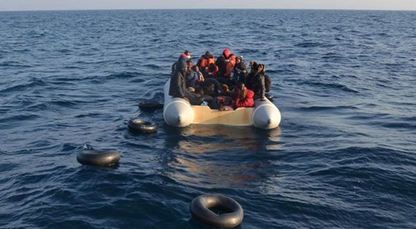 İzmir'de göçmenleri taşıyan bot battı: 3 kişi hayatını kaybetti, 1 kişi aranıyor