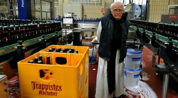 Rahipler bira yapımında kullandıkları 'kutsal suyu' maden şirketlerinin elinden kurtardı