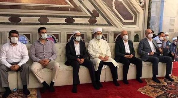 AKP’liler camiye protokol koltuğu ile girdiler