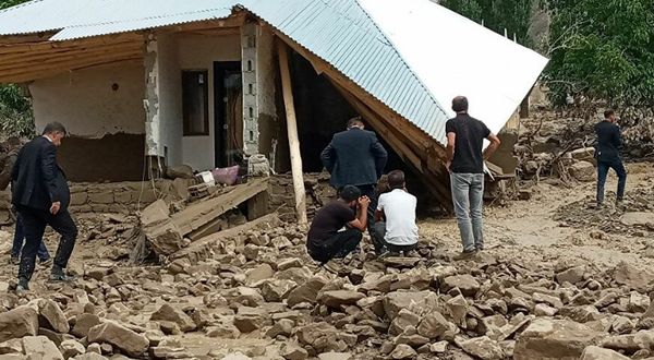 Başkale'de sel felaketi: 5 ev yıkıldı